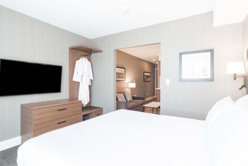 Sandman Signature Saskatoon South Hotelにあるベッド