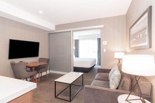 Sandman Signature Saskatoon South Hotelにあるテレビまたはエンターテインメントセンター