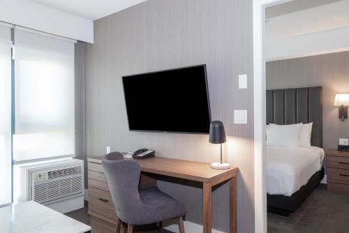 Sandman Signature Saskatoon South Hotelにあるテレビまたはエンターテインメントセンター