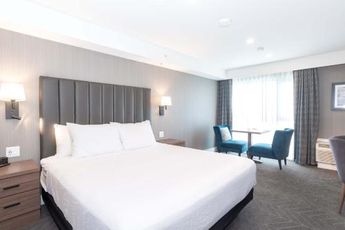 Sandman Signature Saskatoon South Hotelにあるベッド
