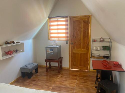 a room with a staircase with a table and a door at Escapada romántica de día con tinaja caliente opcional in Pirque