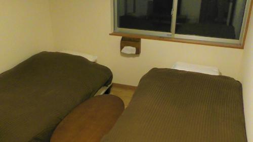 a small bedroom with a bed and a window at B&BHOUSE FAM - Vacation STAY 39468v in Ichinomiya