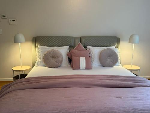 a bedroom with a large bed with many pillows at Vero Villa Golf&Relax in Douglasville