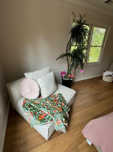 a living room with a couch with a blanket at Vero Villa Golf&Relax in Douglasville