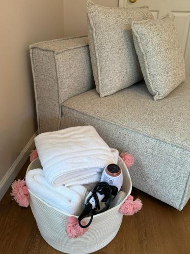 a basket with a drink in it next to a couch at Vero Villa Golf&Relax in Douglasville