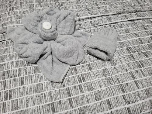 RoselleにあるComfortableのソファに花で作られたテディベア