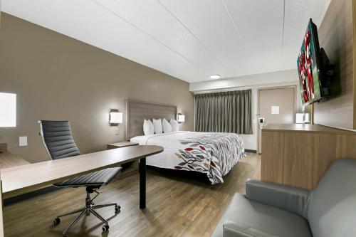 a hotel room with a bed and a desk at Red Roof Inn Washington DC - Laurel in Laurel