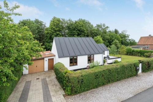 Billede fra billedgalleriet på Lille hus nær by og hav i Juelsminde