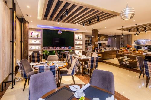 Un restaurante u otro lugar para comer en Protea Hotel by Marriott Delta