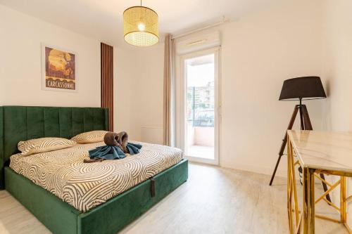 カルカソンヌにあるLe Cosy Bernard , Parking, Piscine, Netflixのテディベアのベッドがある寝室