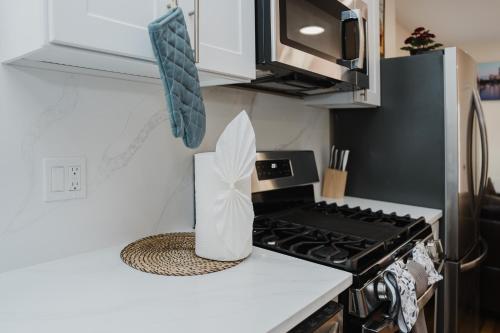 Dapur atau dapur kecil di 14-1- 3BR Milton -Cozy Apt near Blue Hills Museum