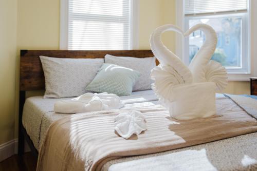 Katil atau katil-katil dalam bilik di 14-1- 3BR Milton -Cozy Apt near Blue Hills Museum