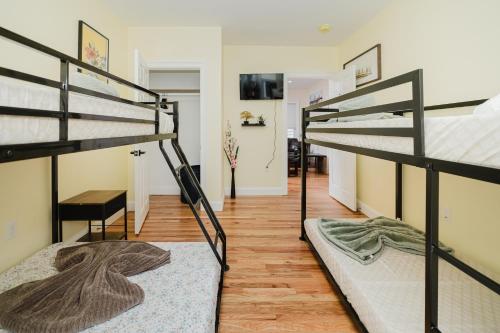 Katil atau katil-katil dalam bilik di 14-1- 3BR Milton -Cozy Apt near Blue Hills Museum