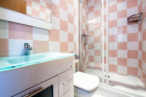 A bathroom at Apartamentos Day Madrid ILDEFONSO Centro Gran Via Sol Malasaña