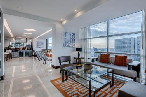 Χώρος καθιστικού στο Cali Marriott Hotel