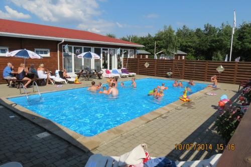 Swimming pool sa o malapit sa Holme Å Camping & Cottages