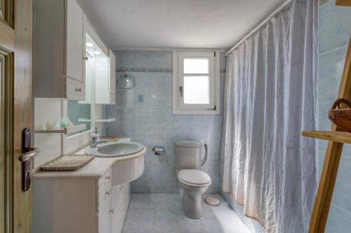 Ένα μπάνιο στο Kafkis House, Paros