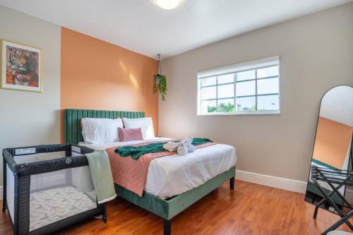 Postel nebo postele na pokoji v ubytování 4 Bed 3 Bath Miami Getaway