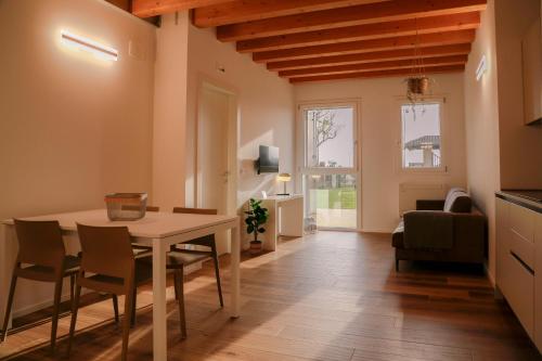 a kitchen and dining room with a table and chairs at Barchessa Cappelletto in Torre di Mosto