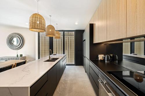 Dapur atau dapur kecil di Mooloolaba luxury beach escape The Smith