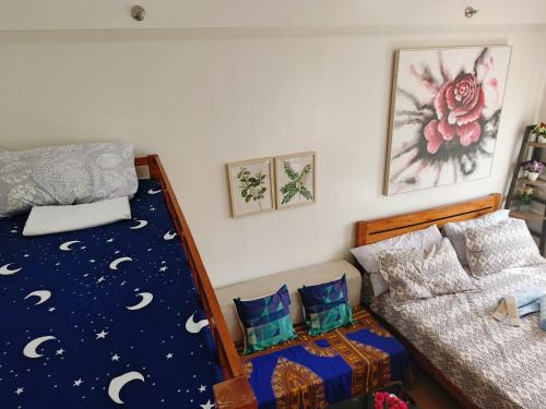 Una cama o camas en una habitación de Happy Stays B - 300mbps - 65"TV Netflix, Disney - Washer