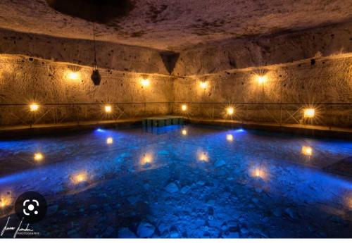 uma grande piscina com luzes numa gruta em B&B Nancy em Nápoles