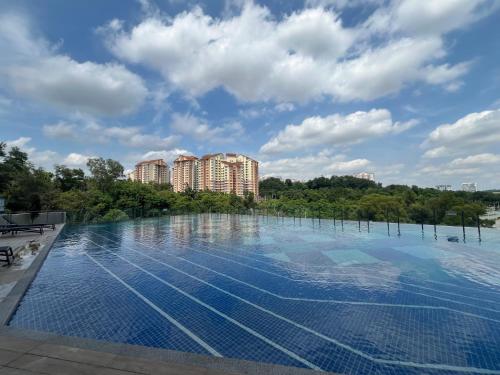 Bazén v ubytování Putrajaya Antara Residence Air-Con Suite Facing Lake View nebo v jeho okolí