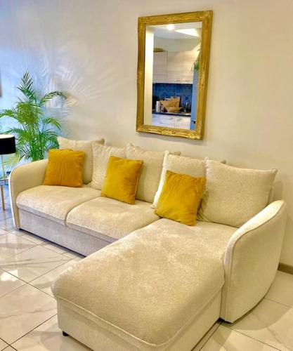 - un salon avec un canapé et 2 oreillers jaunes dans l'établissement Toulouse vaste appartement très lumineux, à Toulouse