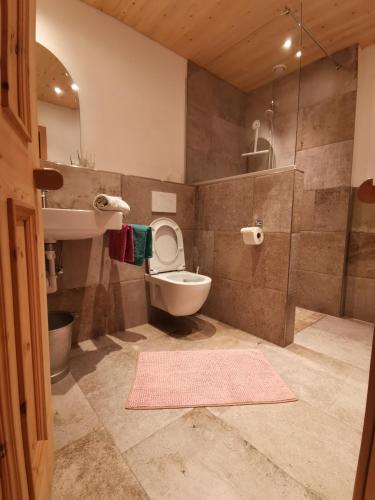 Ein Badezimmer in der Unterkunft Zirbennest