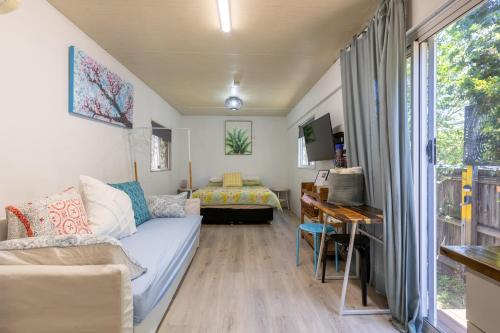 un salon avec un canapé et un lit dans l'établissement Zen Escape Guest House "Location 3" - Three listings - Hidden Gem, Funky Corner, Boutique Granny Flat, à Brisbane
