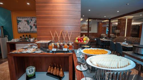 - un buffet dans un restaurant avec des plats exposés dans l'établissement Boudl Al Sulimanyah, à Riyad