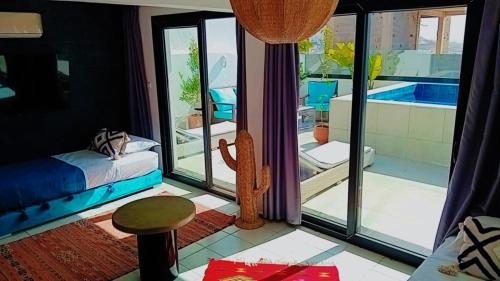 Πισίνα στο ή κοντά στο Villa vue mer TAMRAGHT avec piscine et terrasses 15 lits