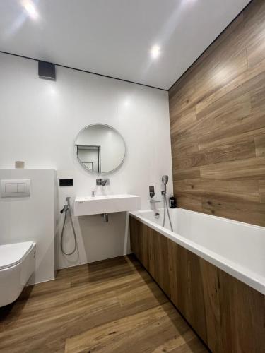 un baño con lavabo y espejo en Апартаменти в районі АВТОВОКЗАЛУ Поблизу Обласноі лікарні ЖК Great House,ЖК Арена, en Rivne