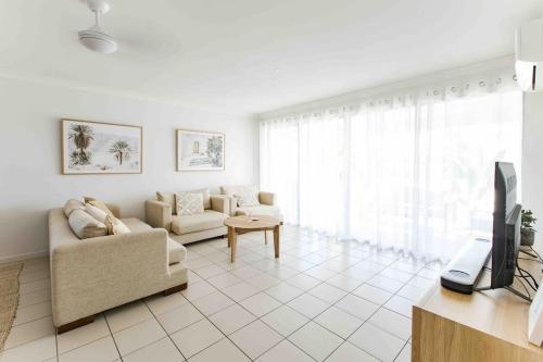 Μια τηλεόραση ή/και κέντρο ψυχαγωγίας στο Bright & Cosy 2 Bed, 2 Bath Apartment, With Pool