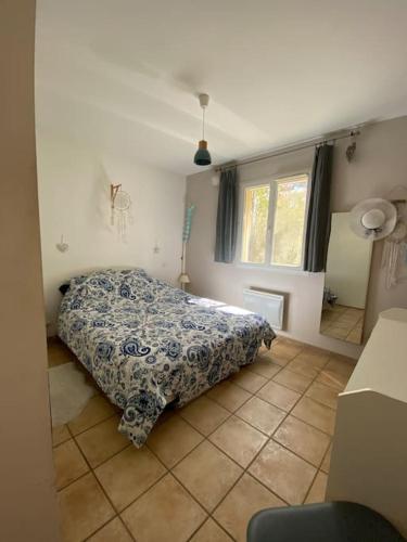 une chambre avec un lit dans le coin d'une pièce dans l'établissement Maison de Vacances en Provence, à Venasque