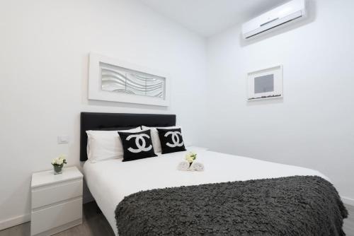 Postel nebo postele na pokoji v ubytování Apartamentos Day Madrid SOL Centro Gran Via