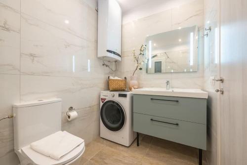 Spacious Athens Apt Large Balcony 200m to Metro