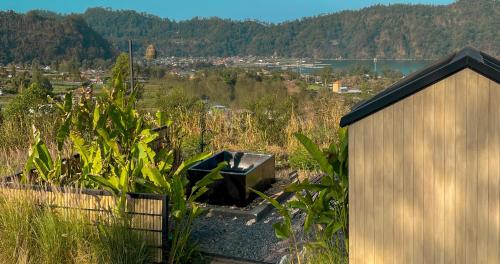 KintamaniにあるBobocabin Kintamani, Baliの畑の真ん中にトイレがある建物