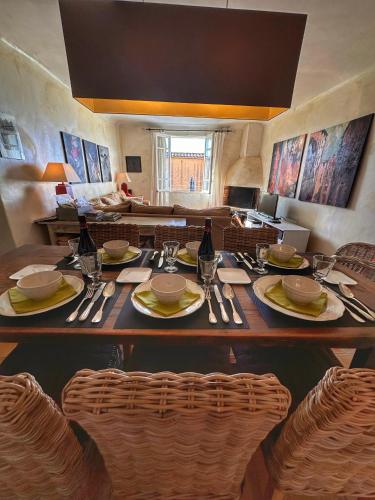 - une grande table en bois avec des chaises dans l'établissement Les 3 Terrasses, à Roussillon