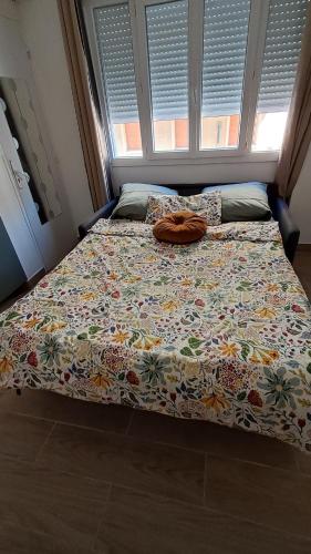 - un lit avec une couette en fleurs dans l'établissement Studio au cœur du vieux port, à Marseille
