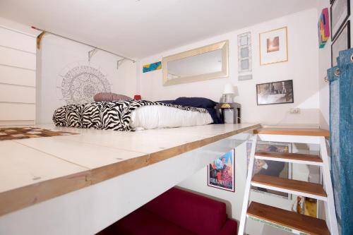 ein Schlafzimmer mit einem Bett und einer Arbeitsplatte in der Unterkunft Sweet Dream Penthouse in Rom