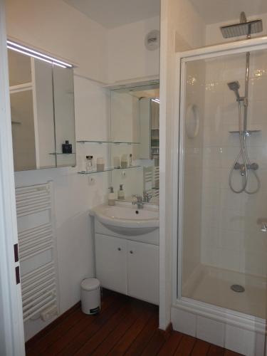 une salle de bain blanche avec un lavabo et une douche dans l'établissement Ajaccio Sanguinaires T3 proche Trottel et 150m de la mer, belle résidence, à Ajaccio