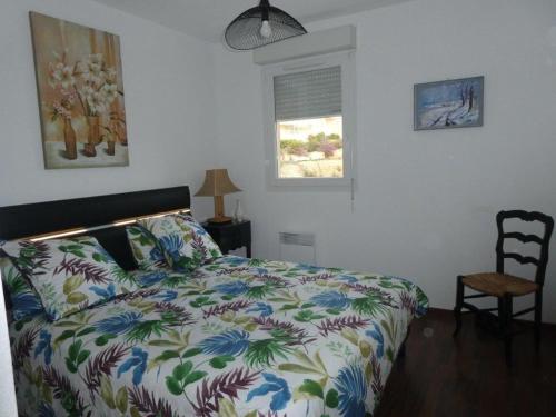 une chambre avec un lit avec une couette colorée dans l'établissement Ajaccio Sanguinaires T3 proche Trottel et 150m de la mer, belle résidence, à Ajaccio