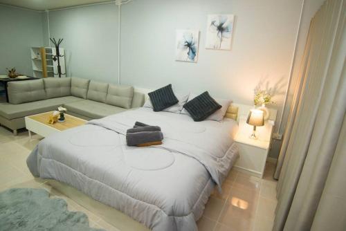 Postel nebo postele na pokoji v ubytování Cozy in Nimman Heart at doorstep