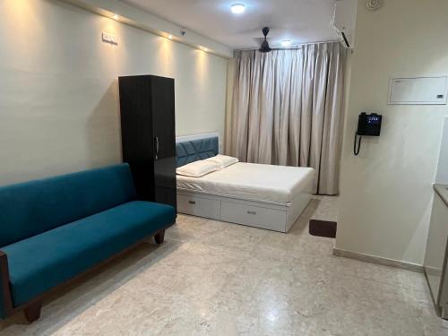 Ένα ή περισσότερα κρεβάτια σε δωμάτιο στο Picturesque LakeView Studio Apartment Hiranandani Estate Thane