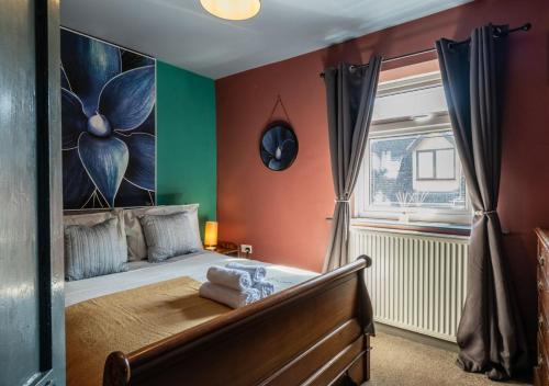 sypialnia z łóżkiem i obrazem na ścianie w obiekcie Cosy 3 Bedroom Cottage - Central Chipping Norton! w mieście Chipping Norton