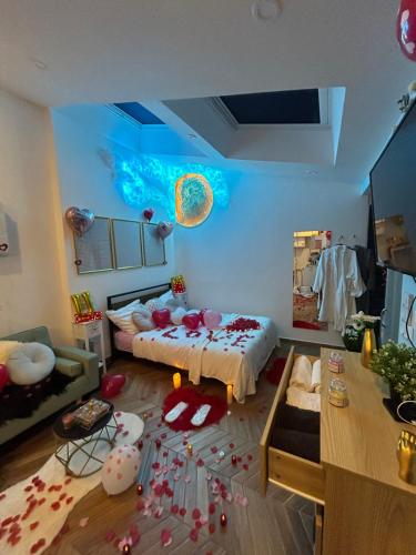 - un salon avec un lit et une chambre avec une table dans l'établissement GI-AZ f, à Bondy