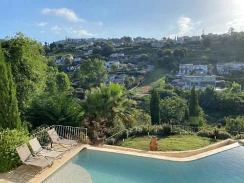 una piscina con vista sulla città di Le Mas des Amandiers a Saint-Paul-de-Vence