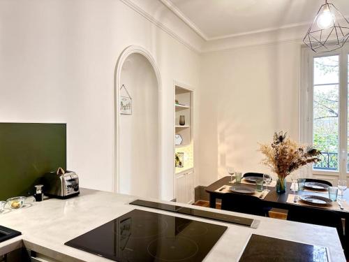 une cuisine avec un comptoir et une table avec un sidx dans l'établissement La Duchesse de Bourgogne, à Dijon