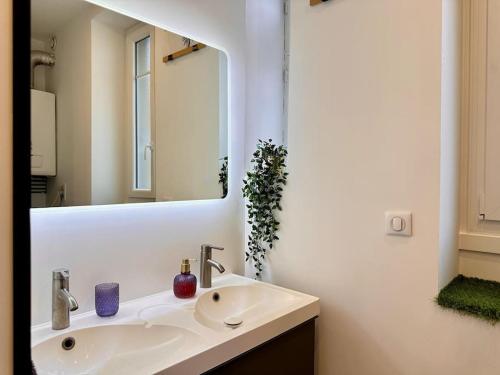une salle de bain avec un lavabo et un miroir dans l'établissement La Duchesse de Bourgogne, à Dijon